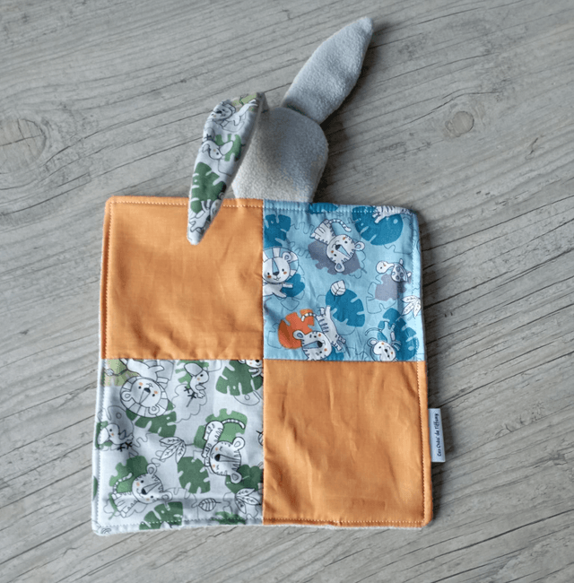 Couverture patchwork et son doudou.