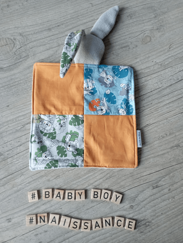 Couverture patchwork et son doudou.
