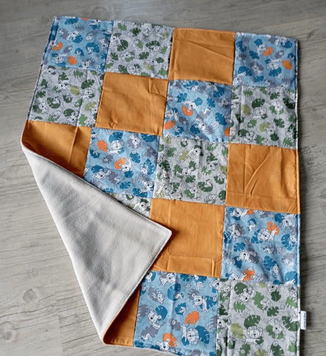 Couverture patchwork et son doudou.