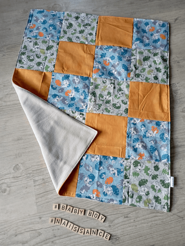 Couverture patchwork et son doudou.