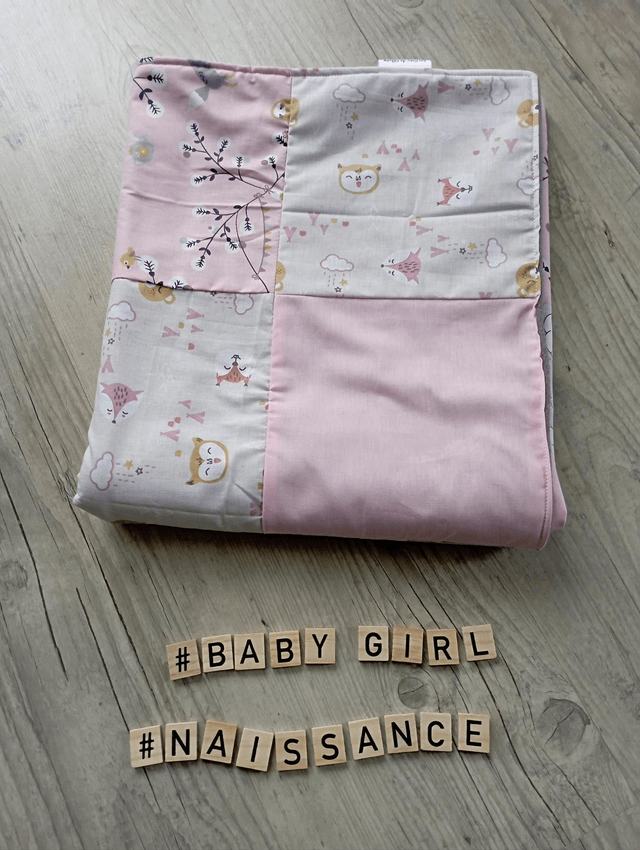 Couverture patchwork et son doudou.