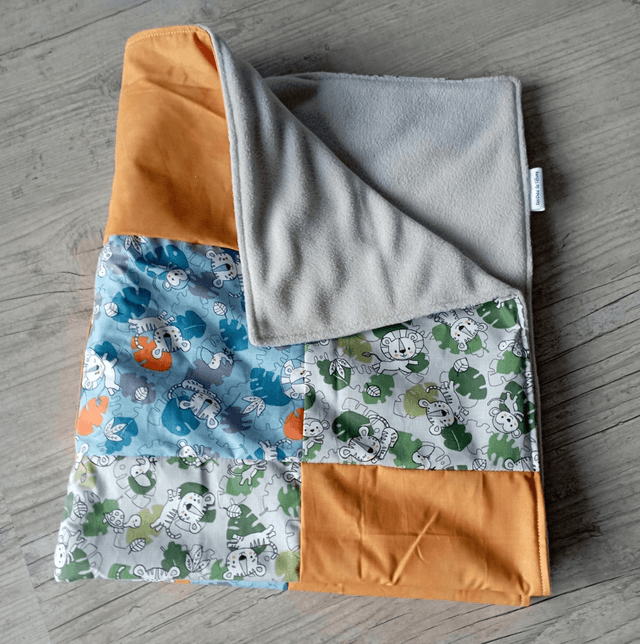 Couverture patchwork et son doudou.