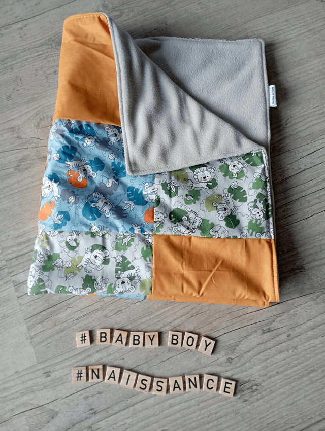 Couverture patchwork et son doudou.