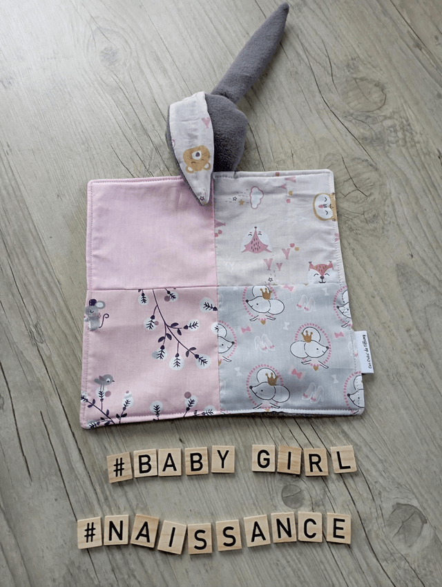 Couverture patchwork et son doudou.