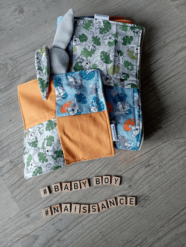 Couverture patchwork et son doudou.