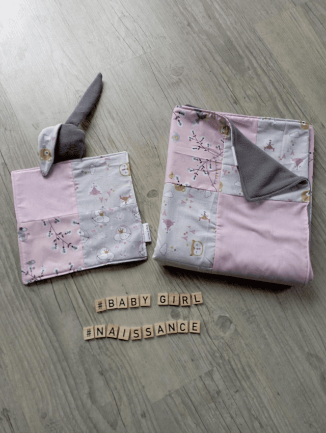 Couverture patchwork et son doudou.