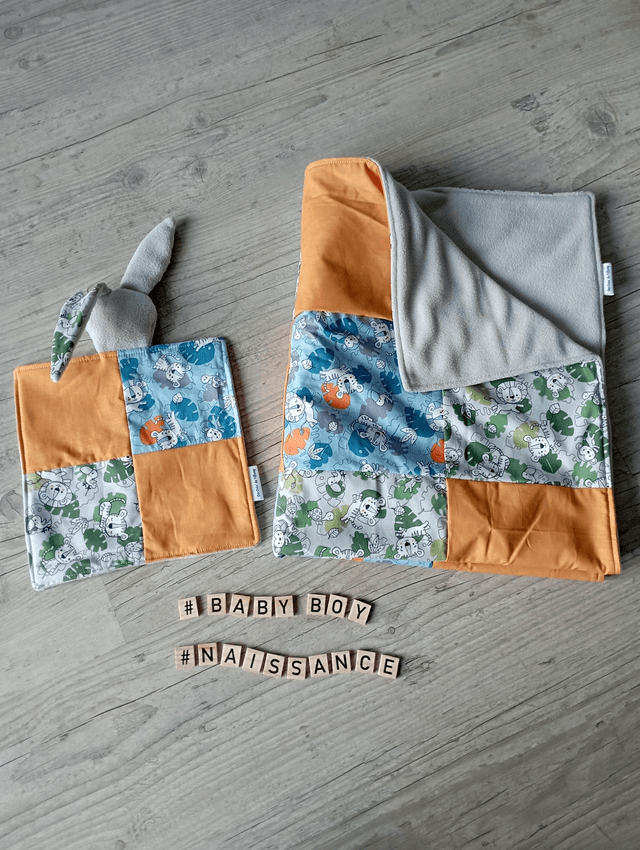 Couverture patchwork et son doudou.