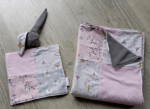 Couverture patchwork et son doudou.